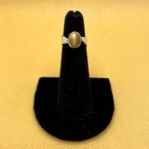 STERLING Silver cat’s eye stone ring.